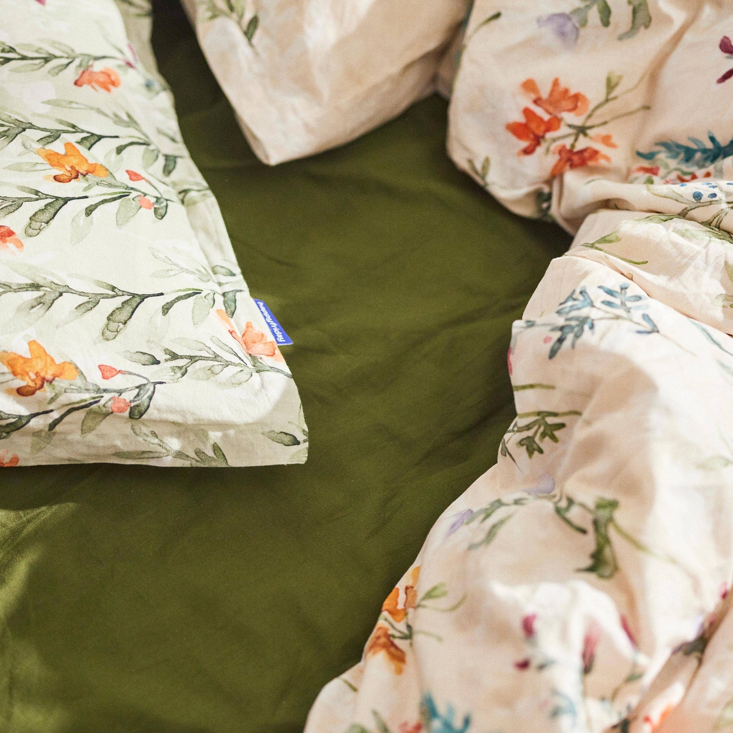 Housse de couette imprimée florale – Fond beige rosé doux pour chambre moderne